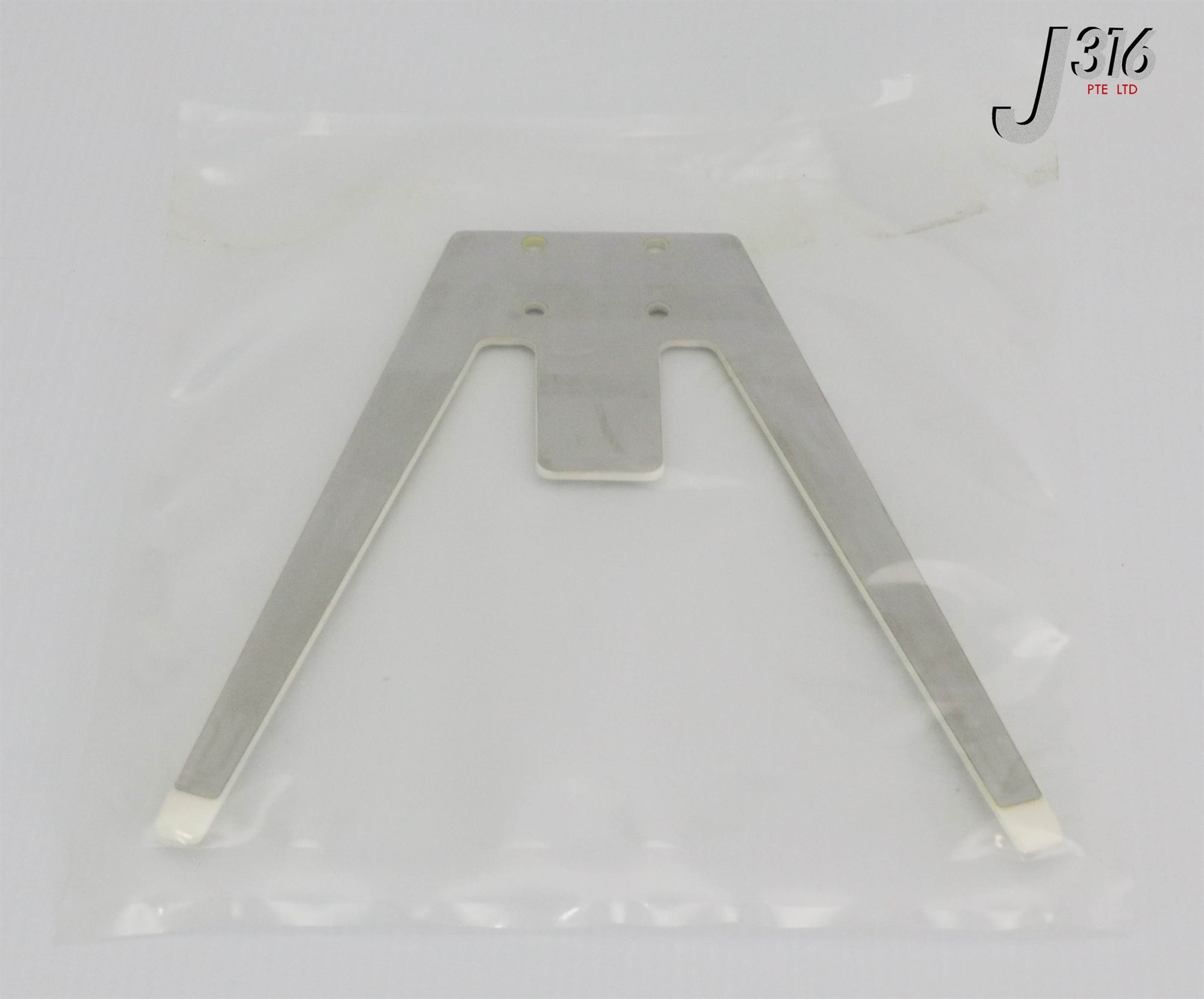 15832 DIANIPPON SCREEN CERAMIC DNS END EFFECTOR, 155MM (L) X 147MM